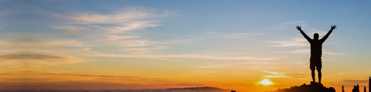 hombre con atardecer detrás
