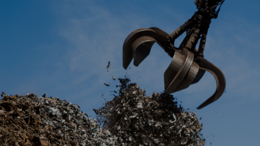 pinza cogiendo chatarra no férrica